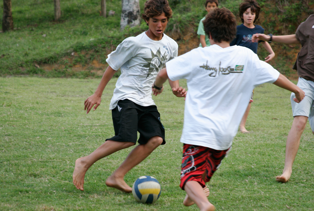 Jogando futebol em Itacaré, 2007, aos 13 anos