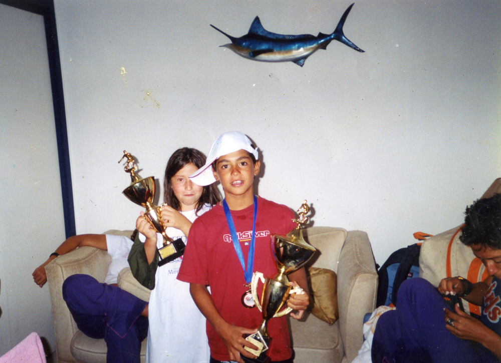 com a prima Mariana, o padrasto Charles e o primeiro troféu que ganhou, aos 10 anos