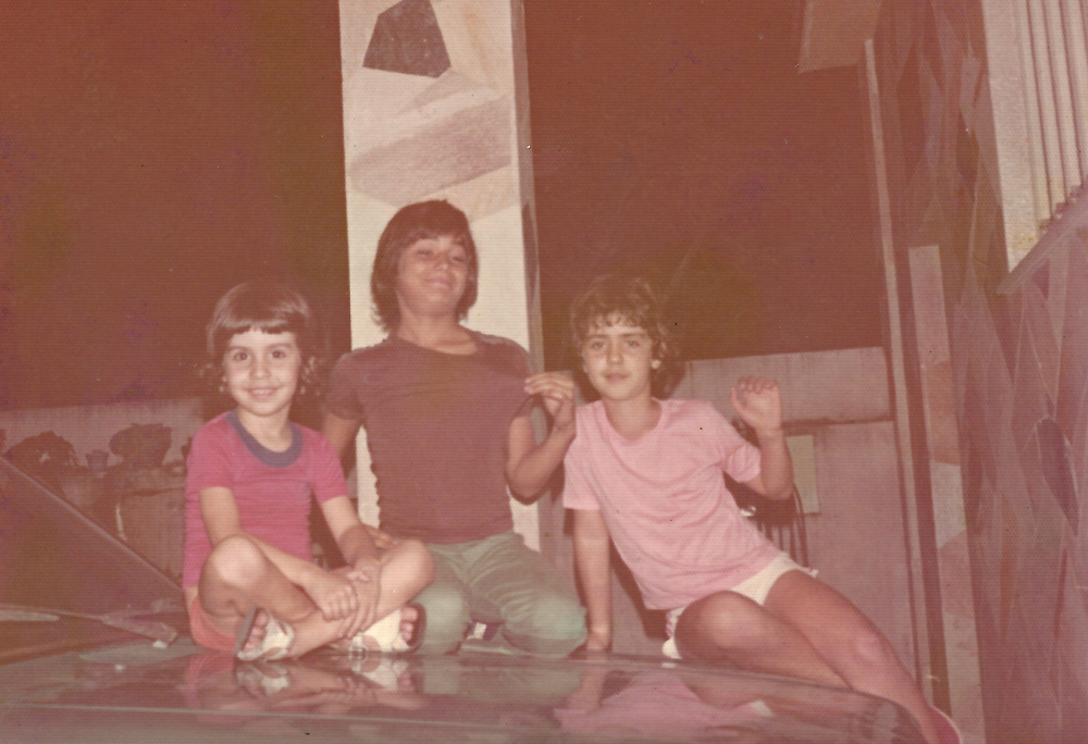 De camisa vermelha, com o irmão Renato e o primo Luis Alberto