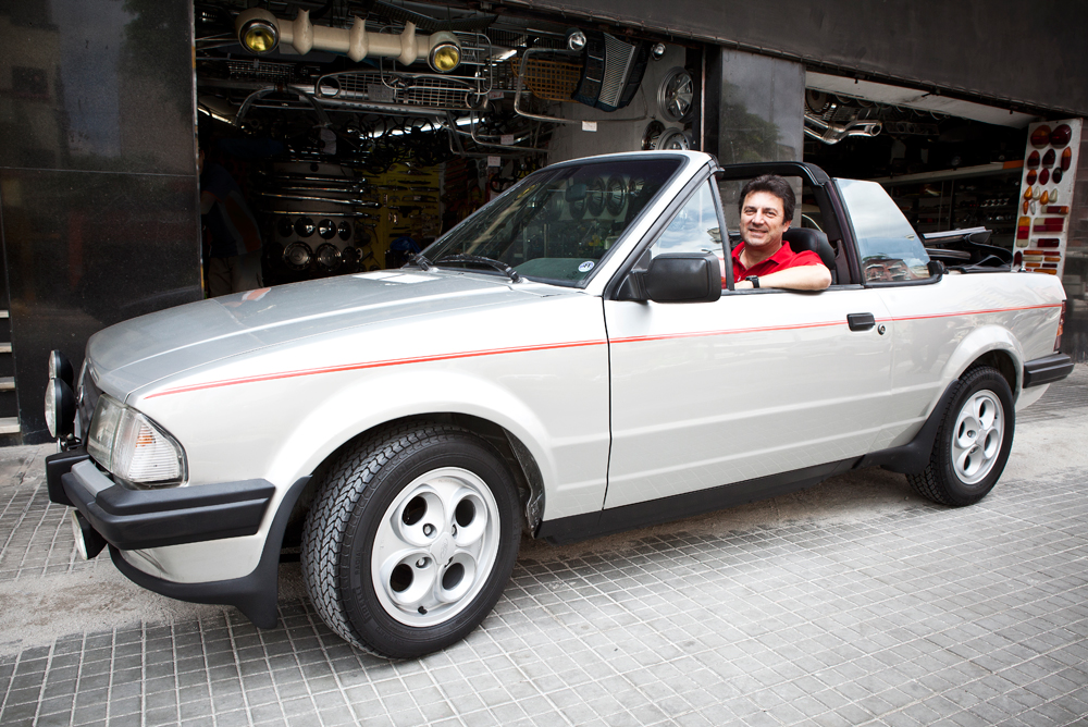 Sérgio Fontana com um de  seus três Escorts XR3