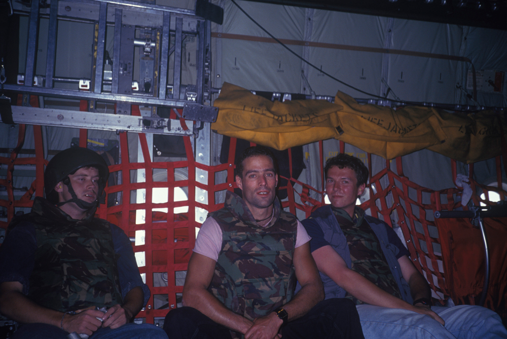 Os jovens correspondentes Philippe Deprez (à dir., personagem de A caçada) e Sebastian Junger (centro, codiretor do documentário Restrepo) no avião da ONU rumo a Saravejo, em 1993