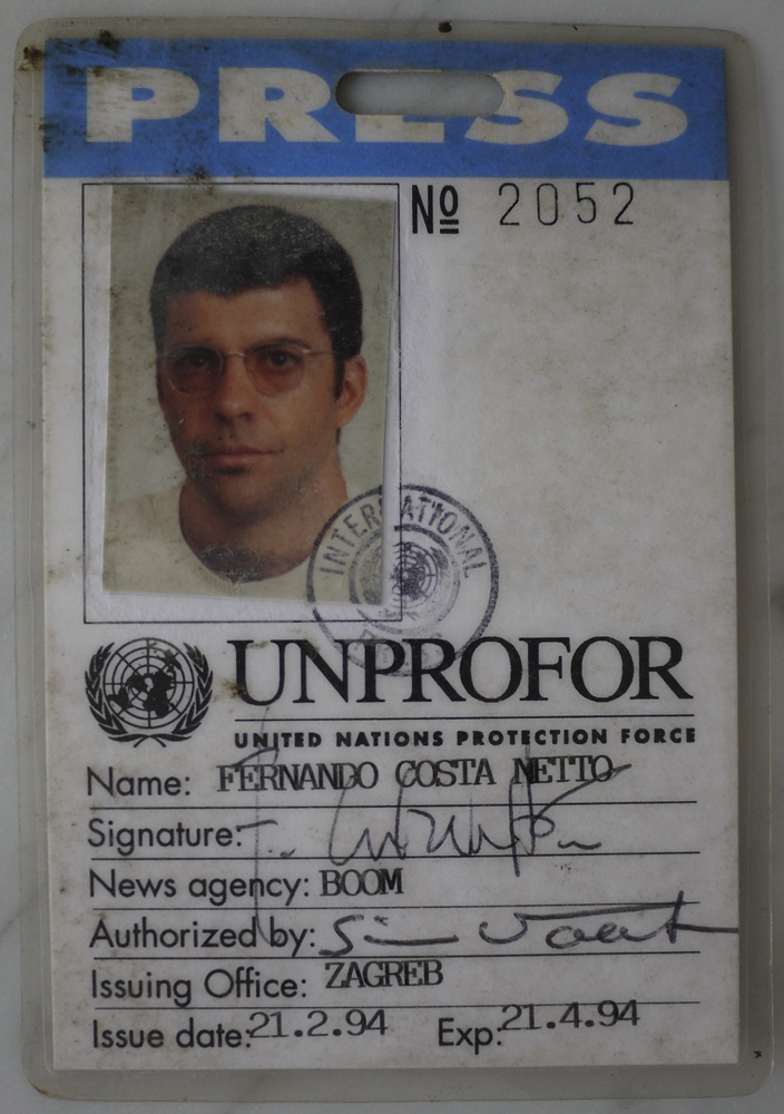 A carteirinha de correspondente de guerra de sua segunda viagem à Bósnia