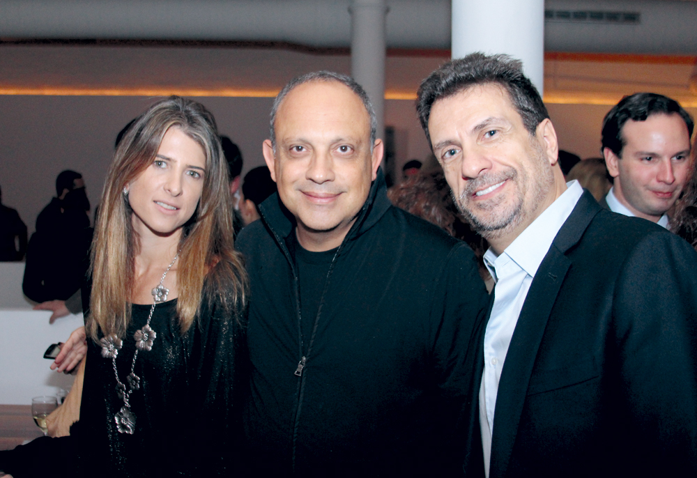Lissa Carmona Tozzi, o designer Arthur Casas e Carlos Junqueira, da galeria Espasso