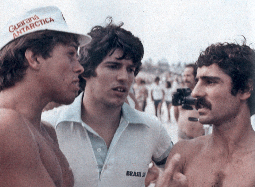 Otávio Pacheco e Mario Cesar Pereira Carneiro conversam no Arpoador, observados por Alberto Pecegueiro (ao centro)
