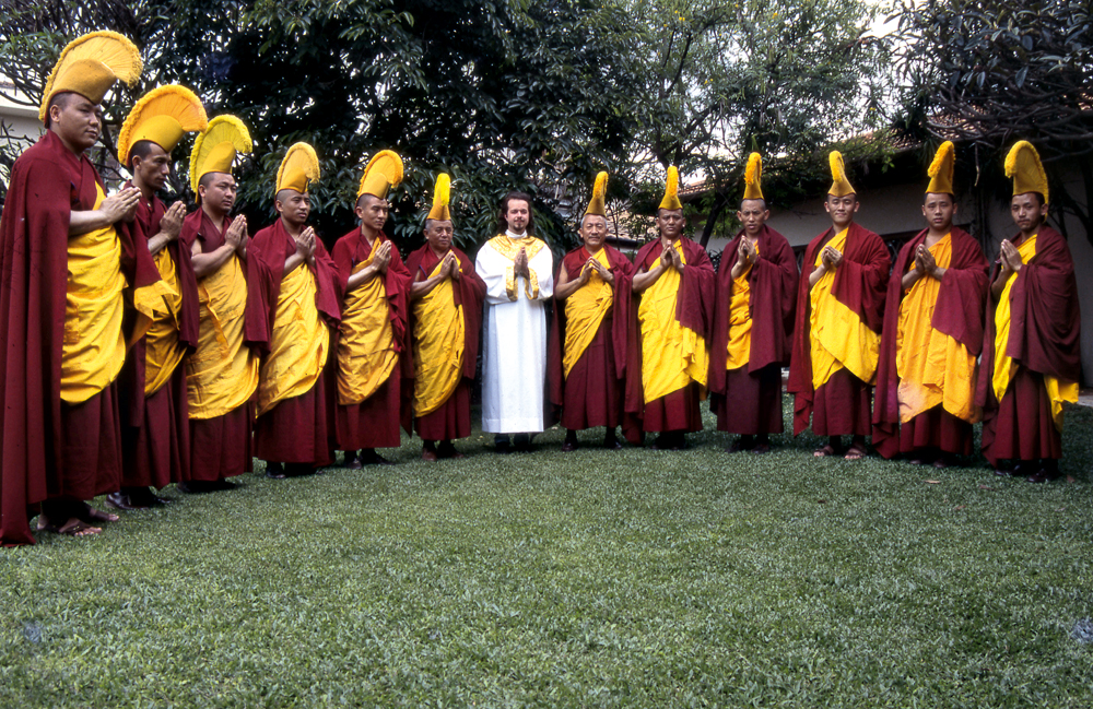 Com monges tibetanos na gravação do álbum The new moon of East