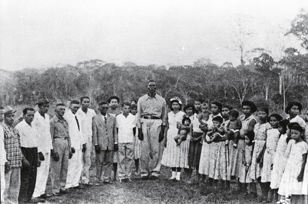 a primeira comunidade daimista liderada por mestre Irineu (ao centro) e padrinho Sebastião em Mauá, no clique de Alex Polari