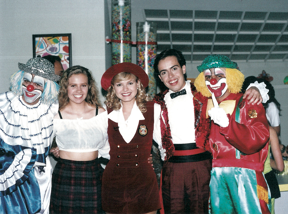 Rinaldi posa ao lado de Eliana com o então quarteto Patati Patatá, em 1990