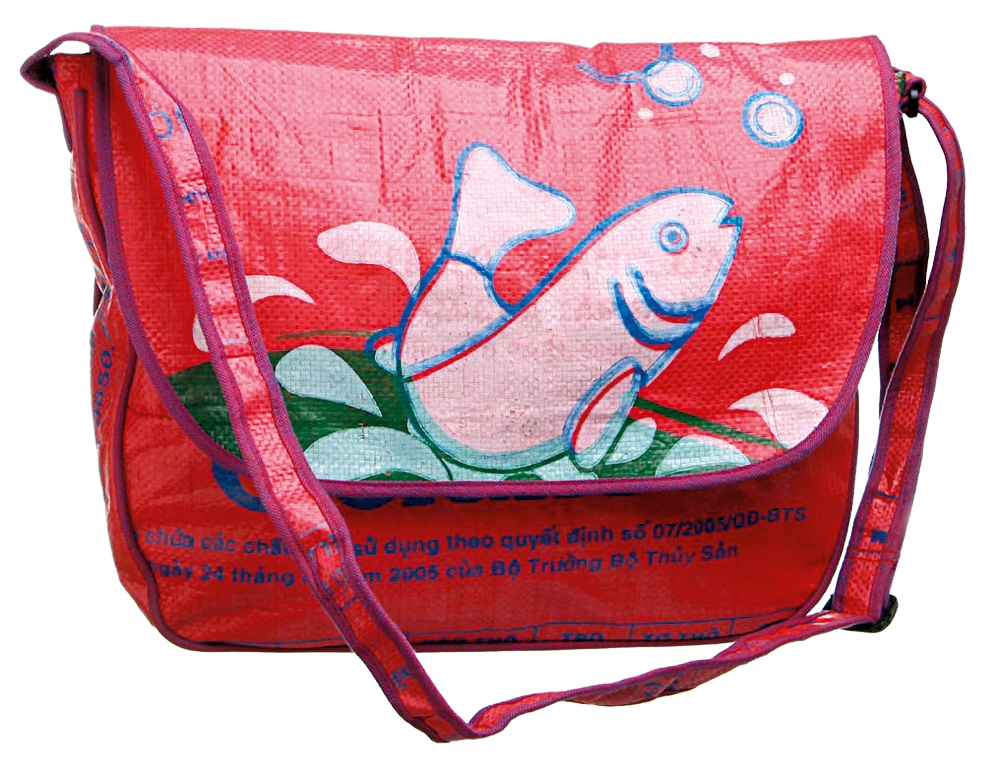 BOLSA - Produzida a partir de sacos usados em plantações de arroz do Camboja, R$ 150 (http://tinyurl.com/7vj24kv)