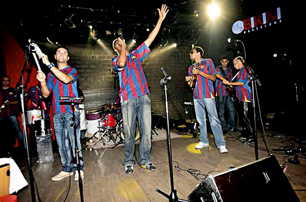 a banda Samba Tri a caráter para receber o amigo Ronaldinho no vocal