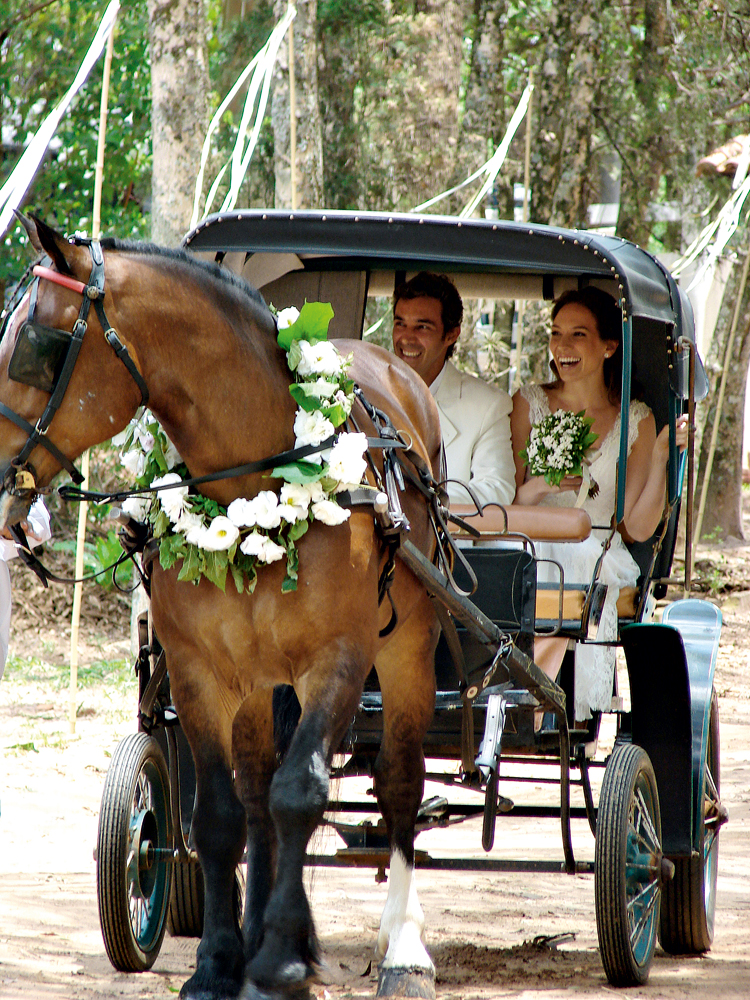 durante a cerimônia de casamento com a atriz Tatiane Floresti