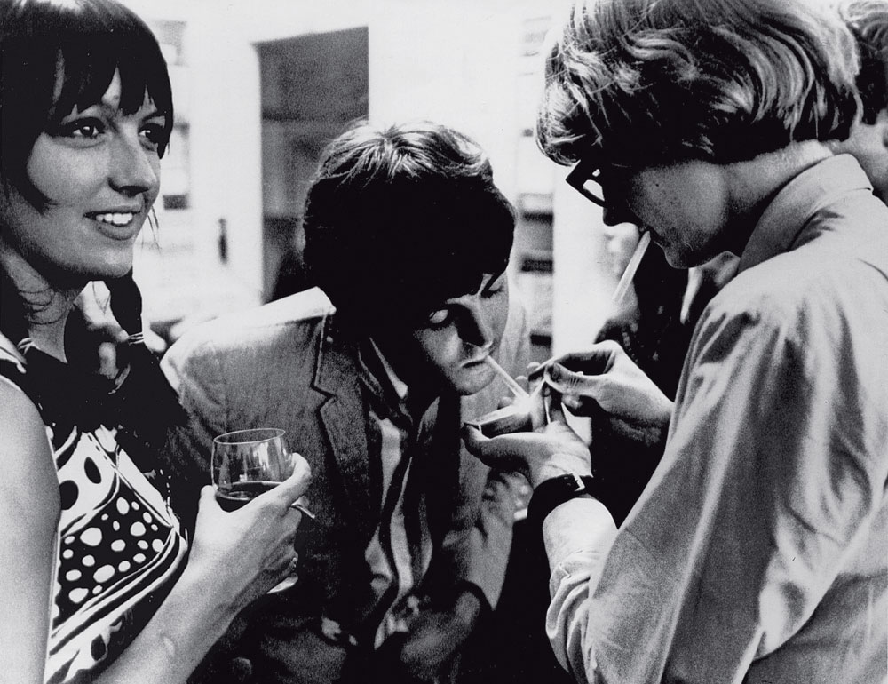 Barry Miles acende o cigarro do amigo numa festa de arromba nos anos 1960