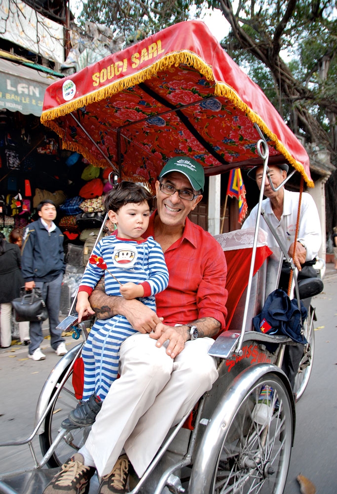 Arthur com o filho Pedro em Saigon, Vietnã (2011)