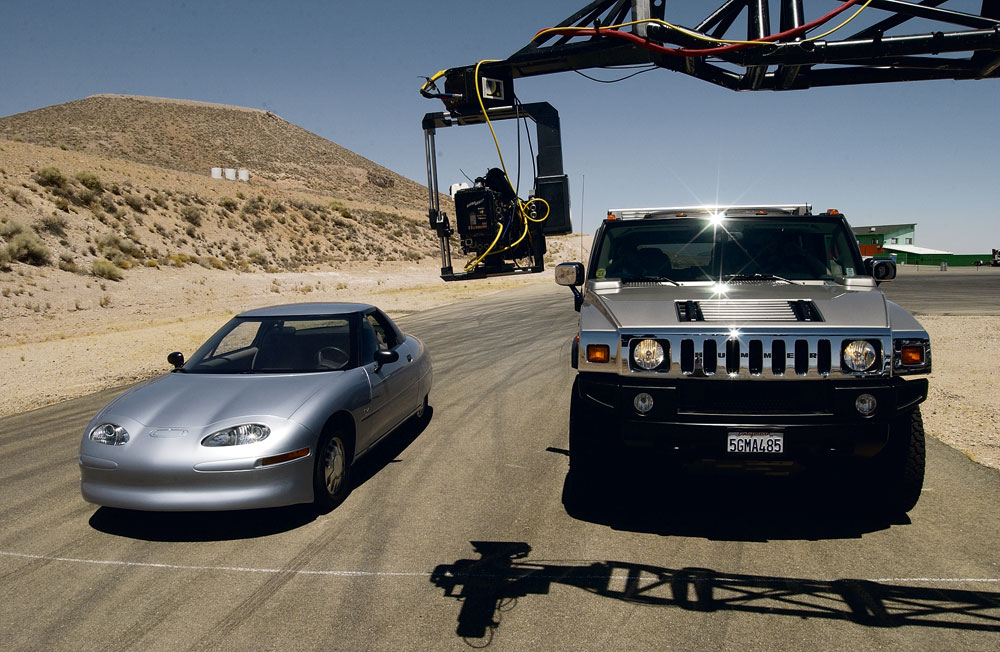 Cena do filme Who killed the electric car, com um racha entre um EV1 e um Hummer