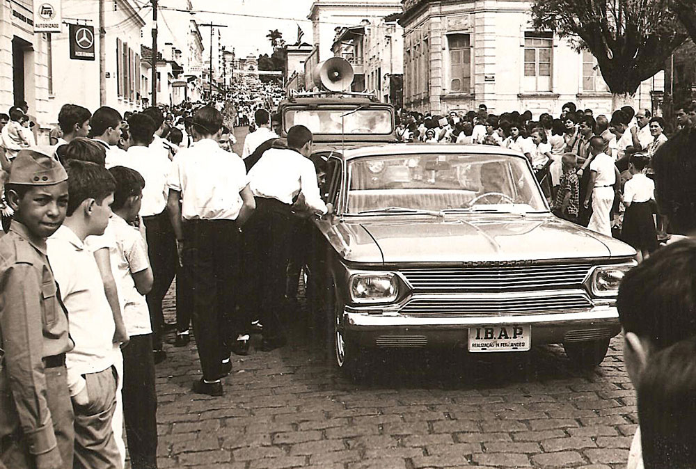 Nas imagens de arquivo, cenas do protótipo dos anos 1960, em eventos de busca de acionistas