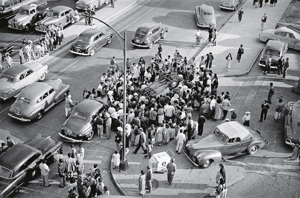 Ao bater com outro carro, veículo com três pessoas capota deixando todos feridos, em 1960