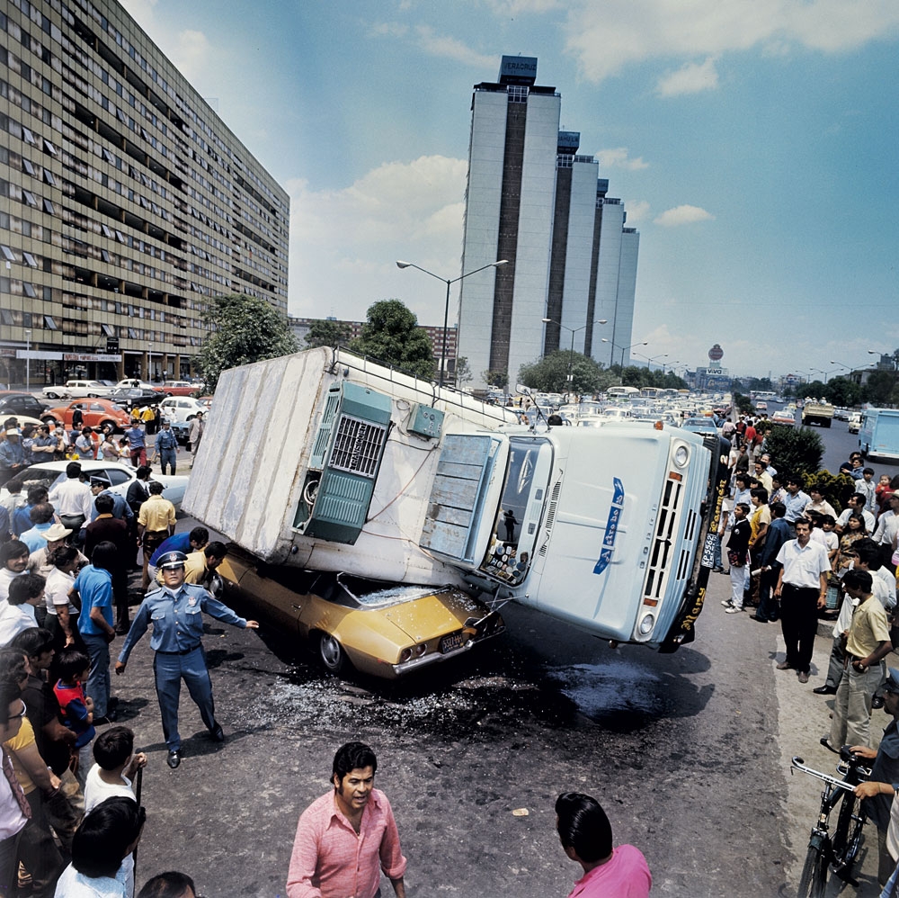 Em 1973, um caminhão perde o controle e tomba sobre um carro de turistas no Paseo de la Reforma