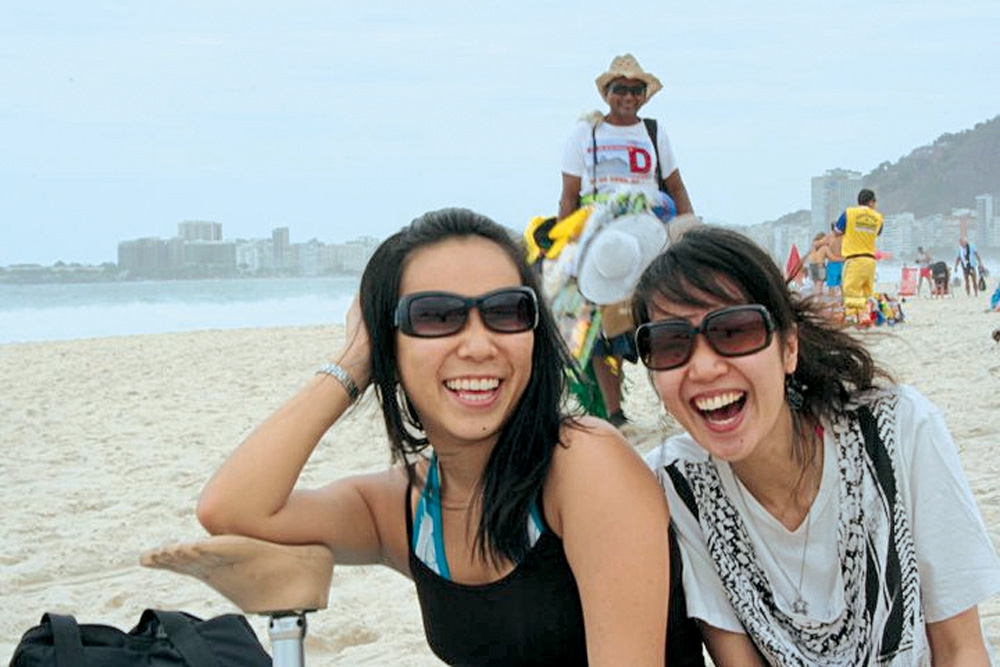 Deise com uma amiga no Rio de Janeiro, apoiada na prótese