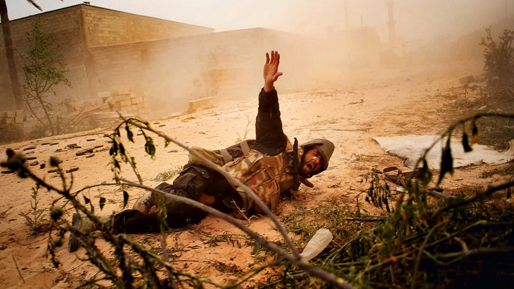 Rebelde é atingido pelas forças pró-Muammar Gadaffi, na cidade de Misratah