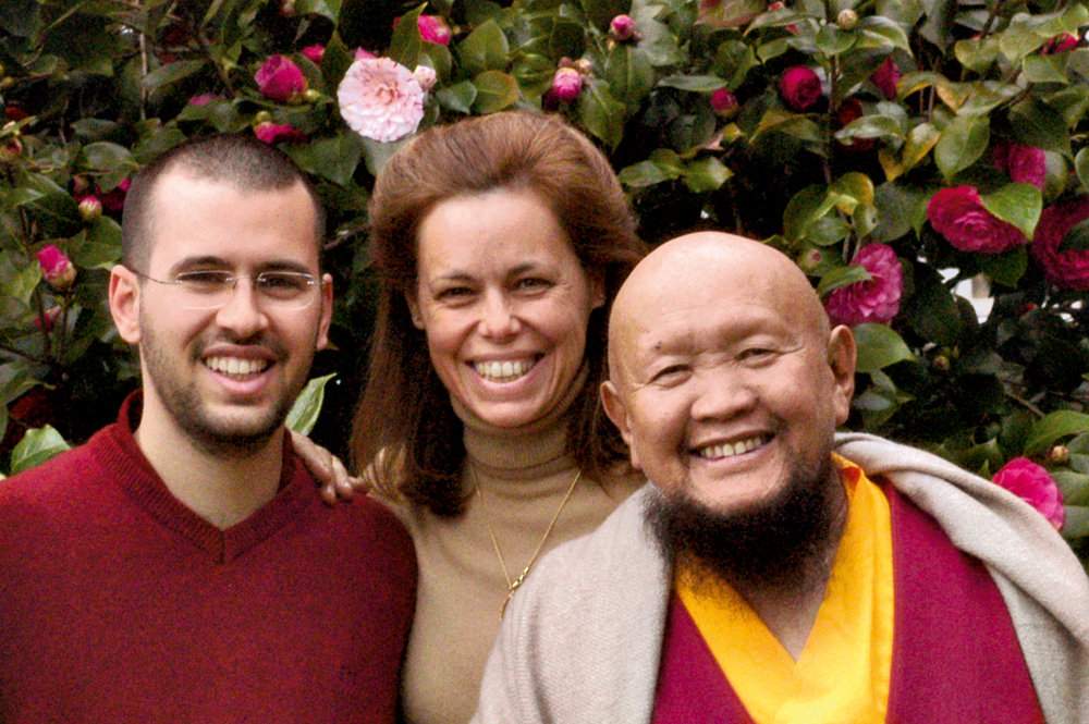 Lama Michel ao lado de sua mãe e seu mestre
