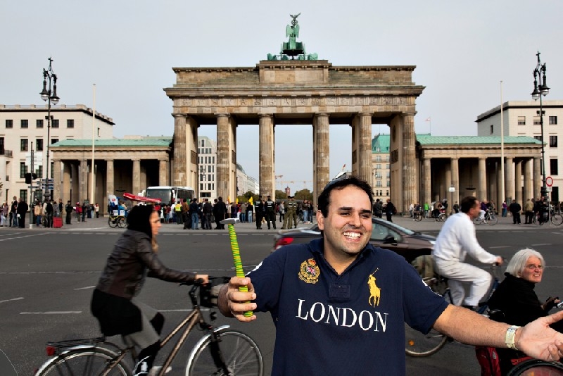 O mineiro Murilo Mendes e seu instrumento de trabalho em frente ao Portão de Brandemburgo, em Berlim: há quatro meses viajando pelo mundo a trabalho