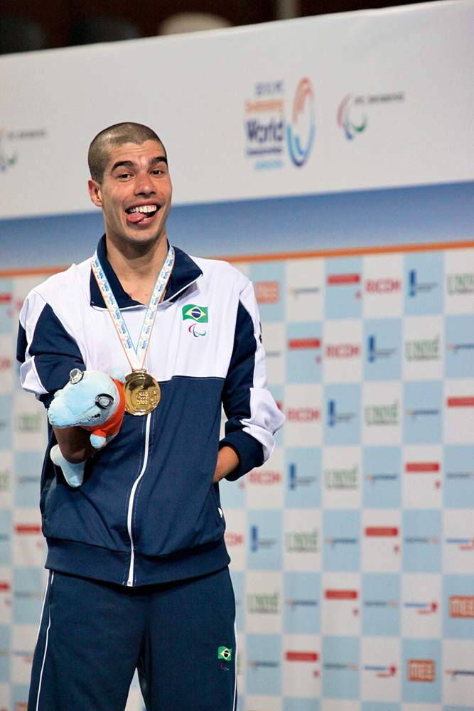 Daniel Dias, o mais premiado atleta paraolímpico brasileiro, com algumas das seis medalhas que ganhou nos Jogos de Londres