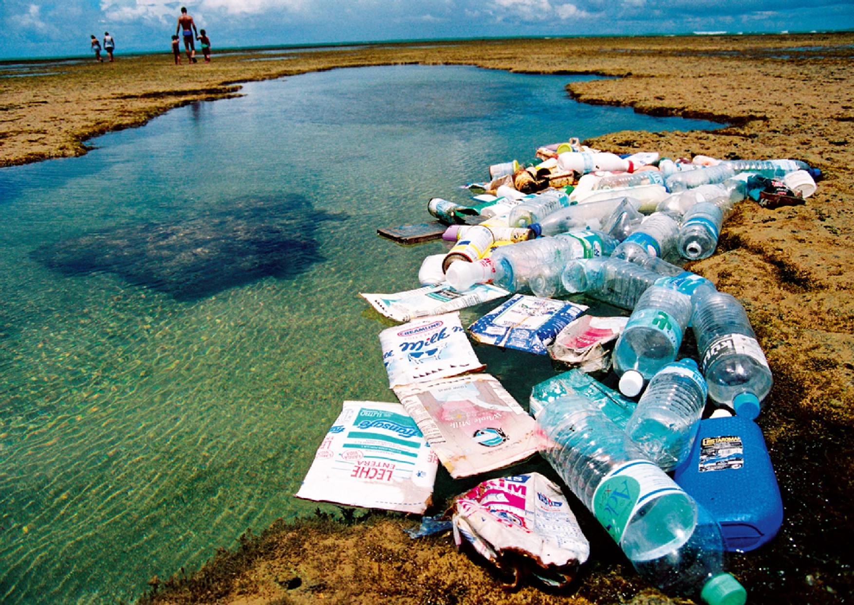 Flagrantes de embalagens encontradas no litoral da Bahia