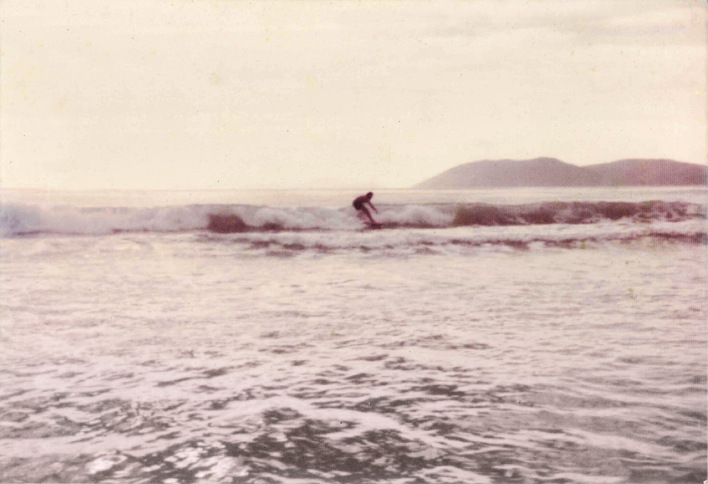 adolescente em Cabo Frio, logo que começou a surfar