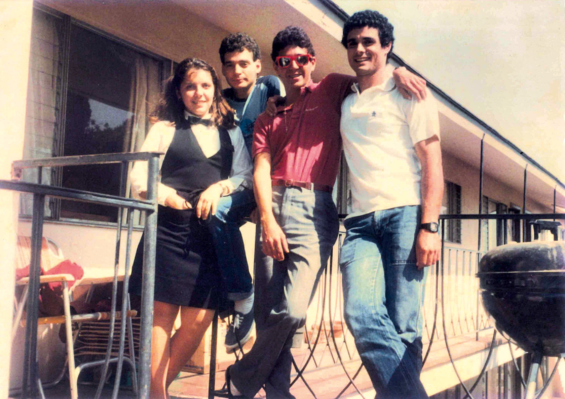 Em frente à casa que morou em San Diego, em 1981, com os amigos Malu, Carlinhos Davies e João Davies