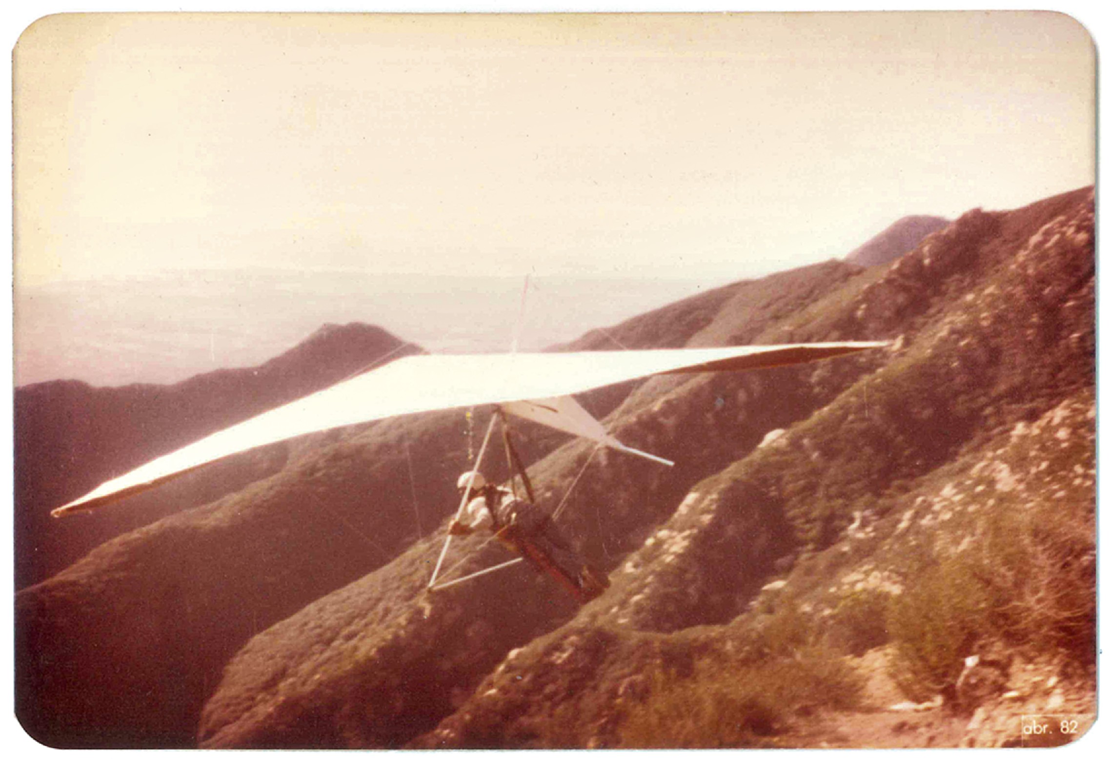 em Santa Barbara (Califórnia), quando voava de asa delta escondido dos pais