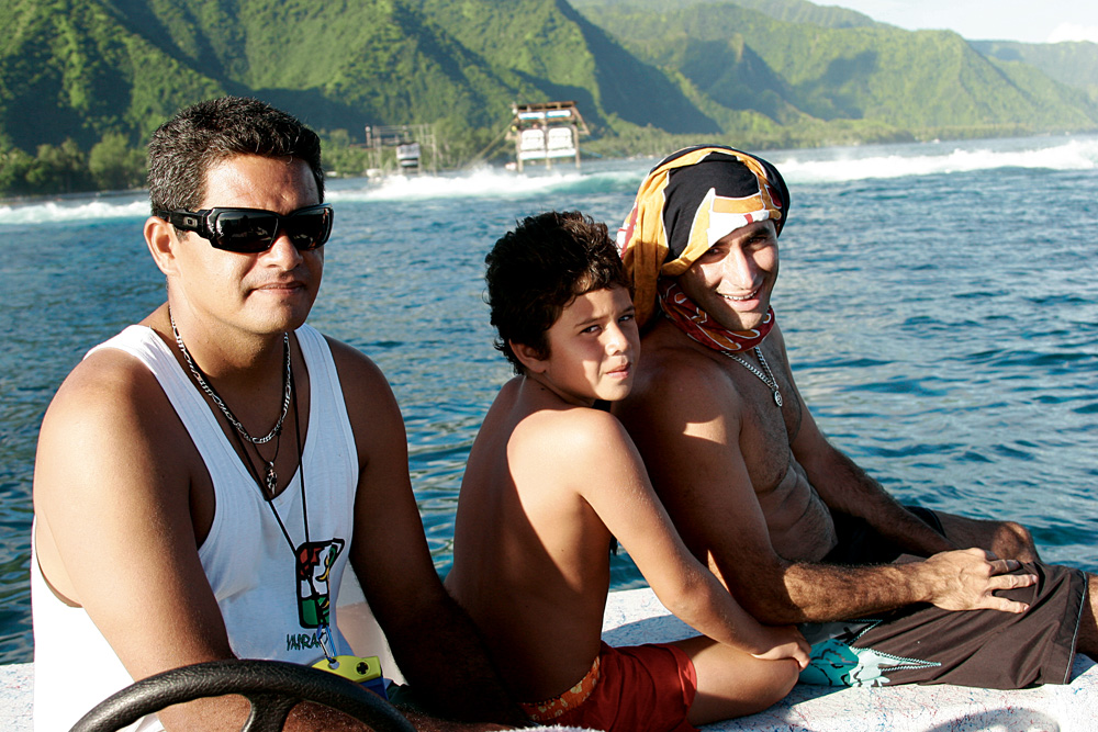 Marama e o surfista Renan Rocha. Entre eles, o filho do taitiano, batizado em homenagem ao brasileiro