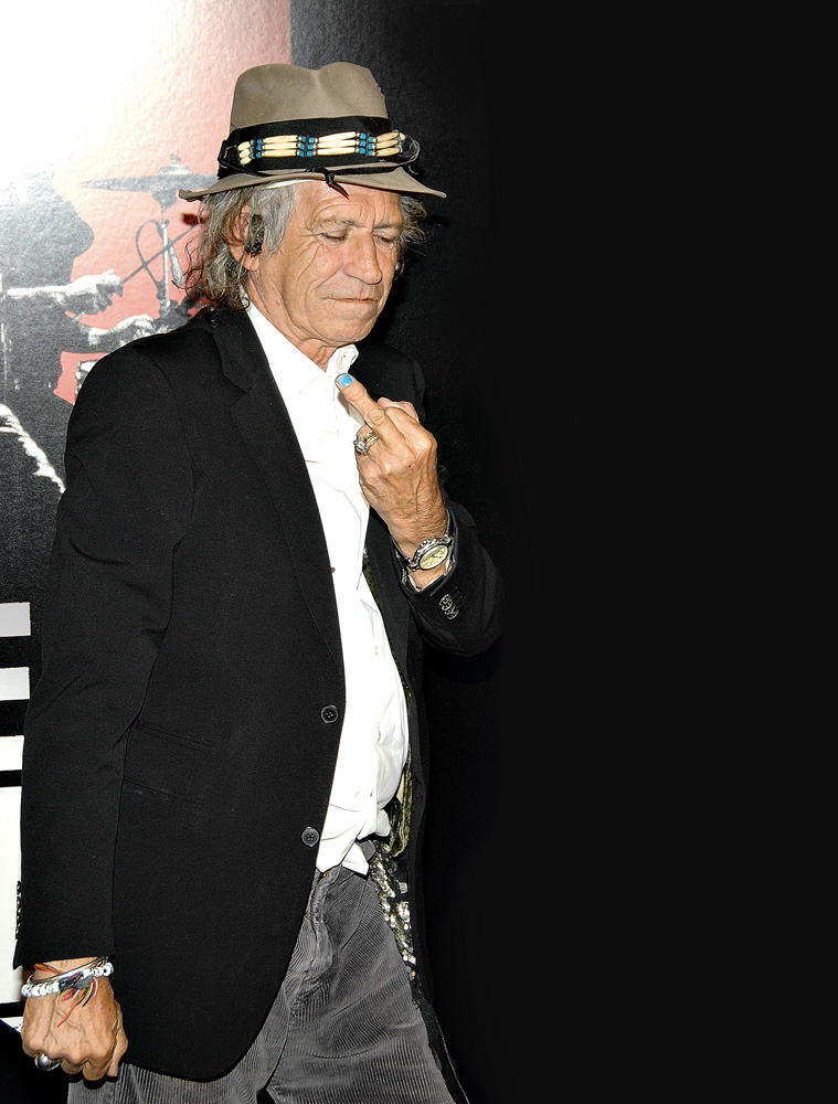 Keith Richards, dos Rolling Stones, segurou o dedo médio das mãos em US$ 2 milhões