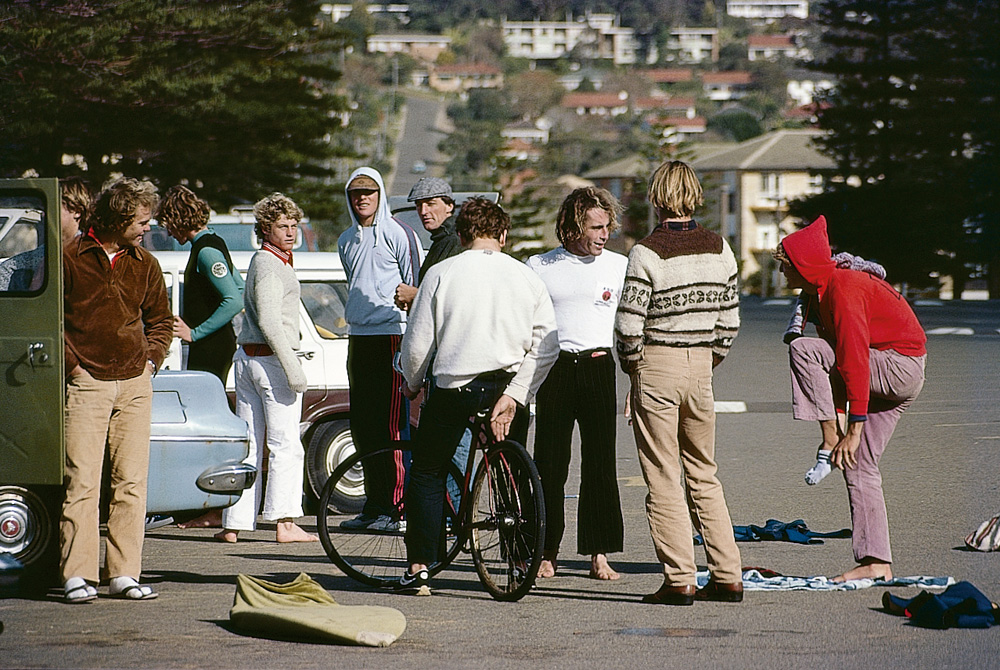 Nick e os amigos no estacionamento ponto de encontro em Newport, nos anos 70