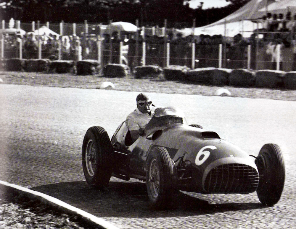 O rechonchudo piloto argentino José Froilán González no GP da Itália em 1951