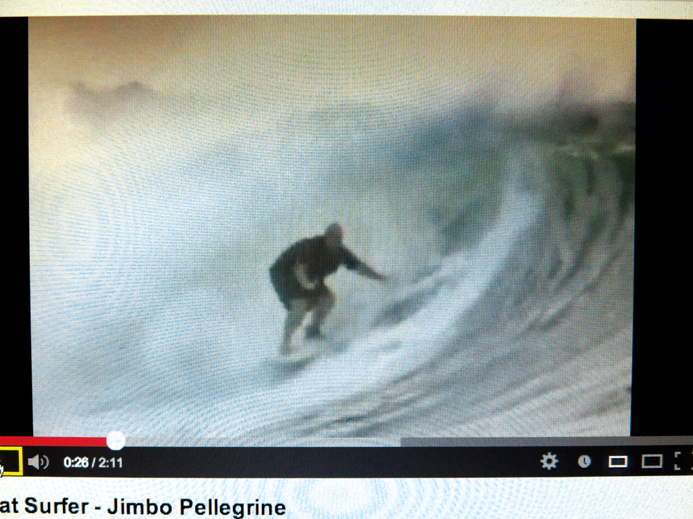 frames do vídeo Big is beautiful,  rodado em Bali e disponível no YouTube, mostram o surfista peso-pesado em ação
