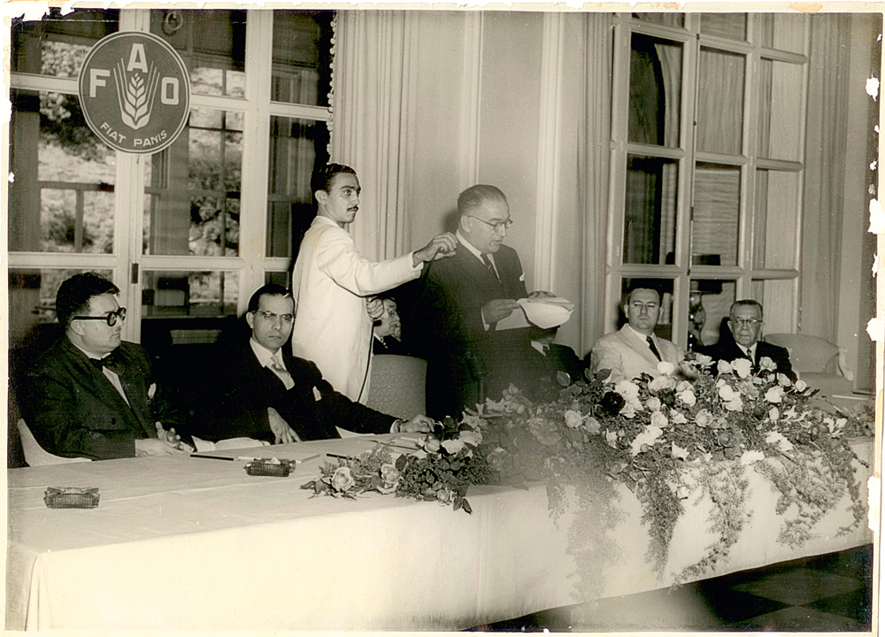 Josué de Castro (o segundo da esquerda para a direita), em 1952