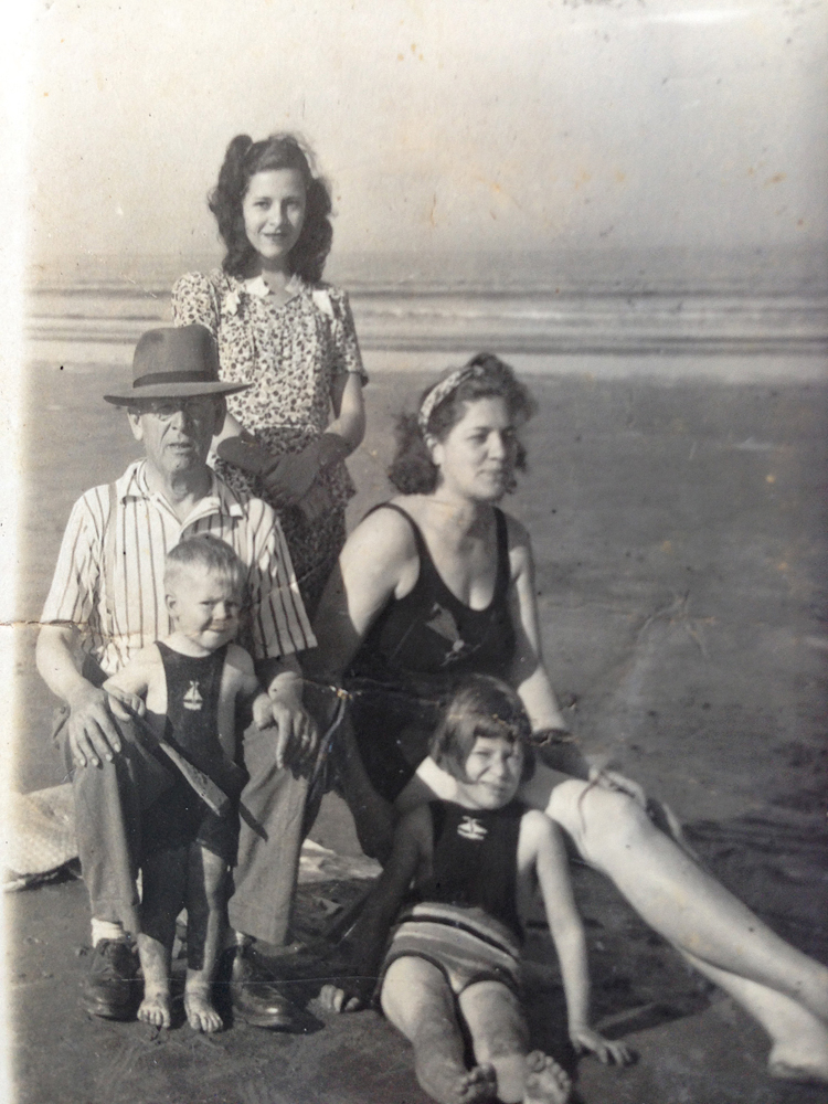 Férias da família Abreu em Santos, em 1948