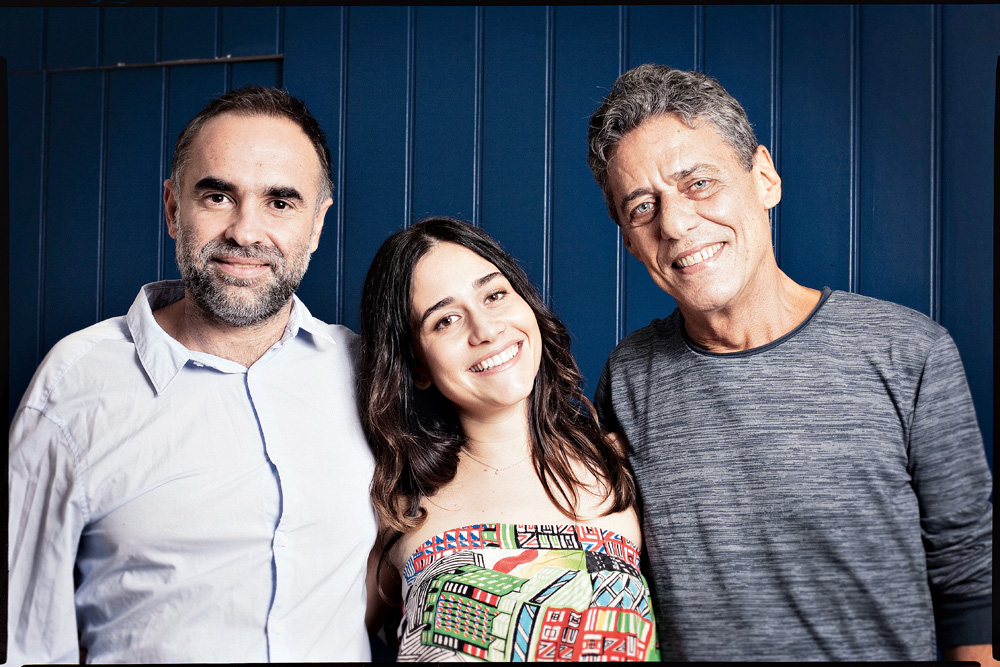 Com Alessandra Negrini e Chico Buarque no lançamento de Abismo Prateado (2011), baseado na canção Olhos nos olhos