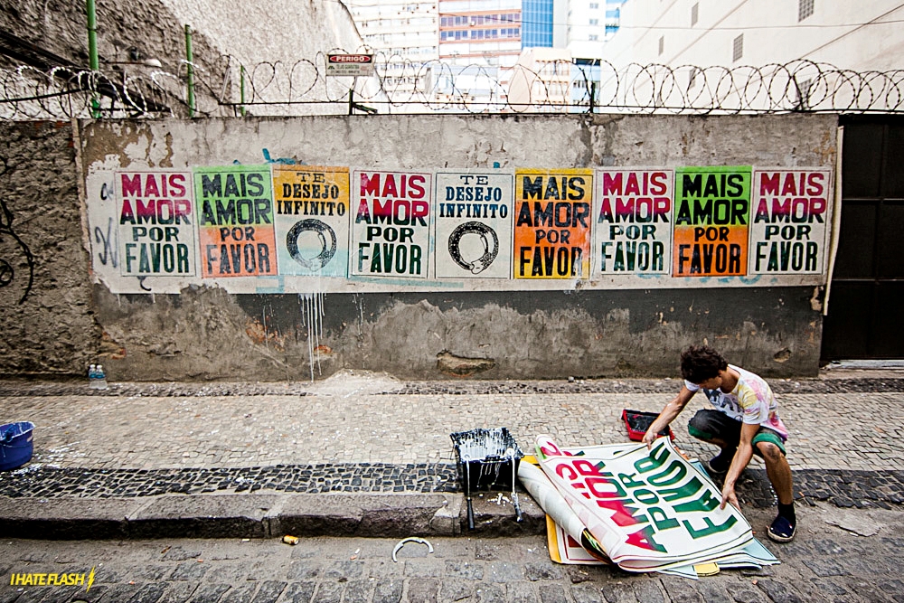 Mais amor, por favor - O que faz? Pichação de muros e fixacão de cartazes com a mensagem “Mais amor, por favor”, que aparecem no clipe da música “Não existe amor em SP”, do rapper Criolo. Criou uma bicicleta com projetor de imagens, que será levada a dez capitais brasileiras. Quando começou? 2009. Qual é a ideia? “Espalhar a mensagem por mais amor, gentileza e respeito entre as pessoas”, explica o artista multimídia, Ygor Marotta. ygormarotta.com