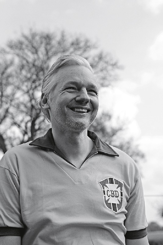 Em prisão domiciliar na época, Julian Assange sorri para a Trip, em maio de 2011