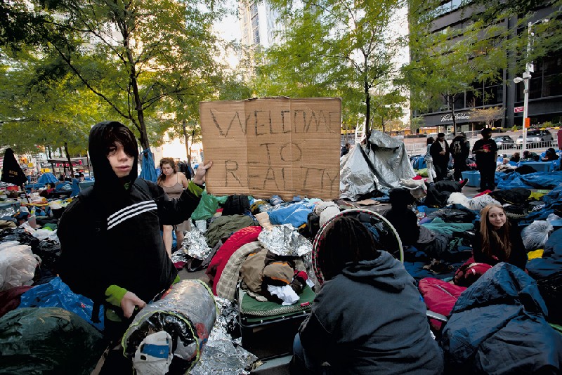 Ativistas de todas as idades dormem na praça durante o Occupy Wall Street