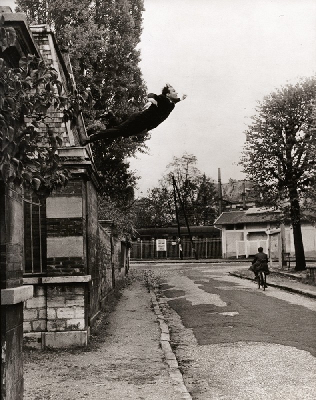 Saut dans le vide (Salto no Vazio), imagem criada em 1960 pelo artista francês Yves Klein, faz uma crítica às expedições lunares da NASA, 'arrogantes e estúpidas'