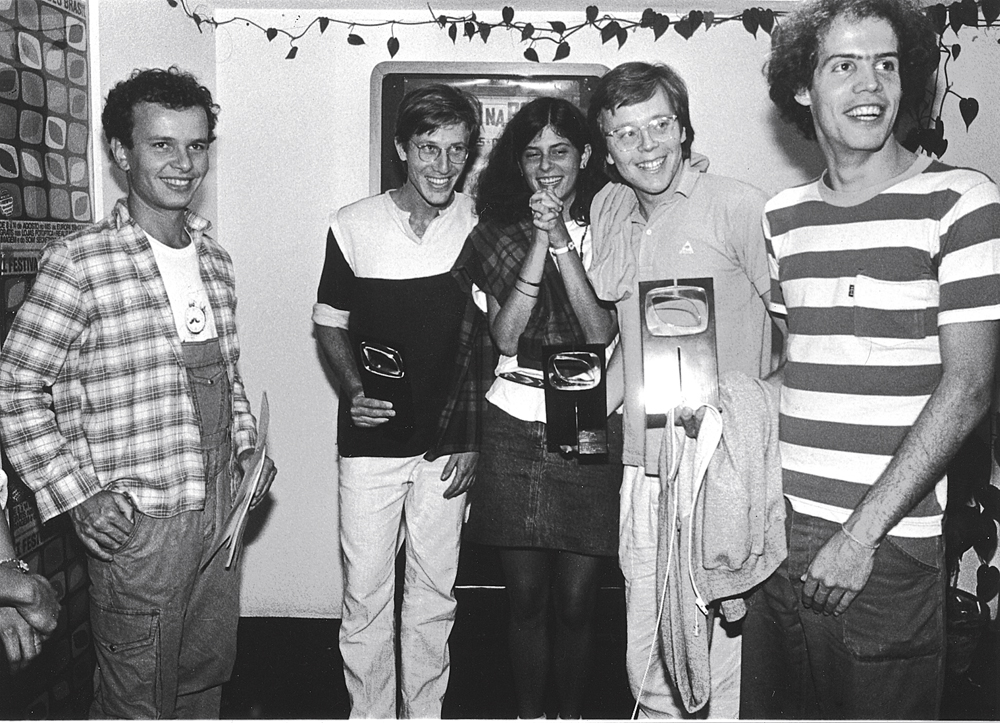 Tas, Marcelo Machado, Meirelles e Toniko Melo, da produtora Olhar Eletrônico, com a amiga Graça Marques em 1983
