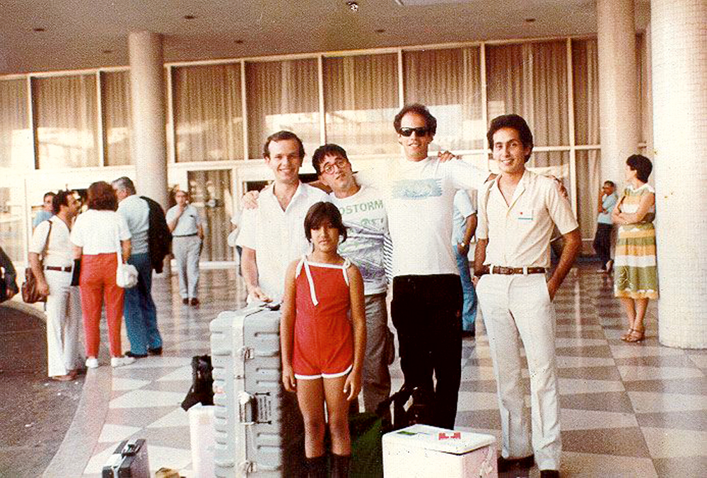Em Cuba com Flavio de Carvalho, Toniko Melo, o guia cubano e sua filha