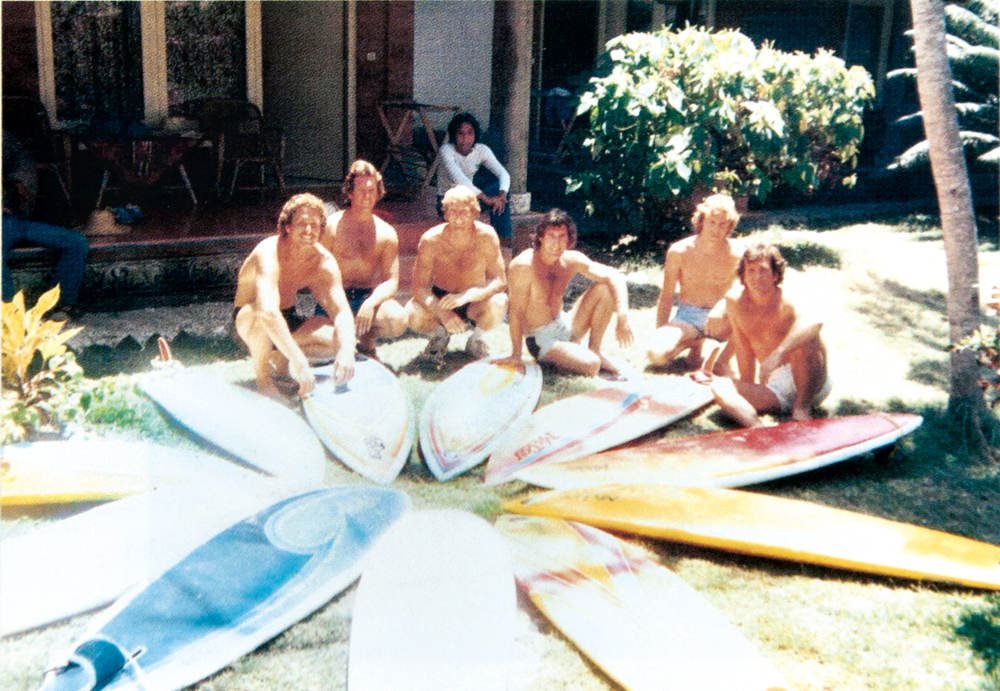 Jeff (ao centro) e Bob Mcknight (à esq.) em Bali, em 1974