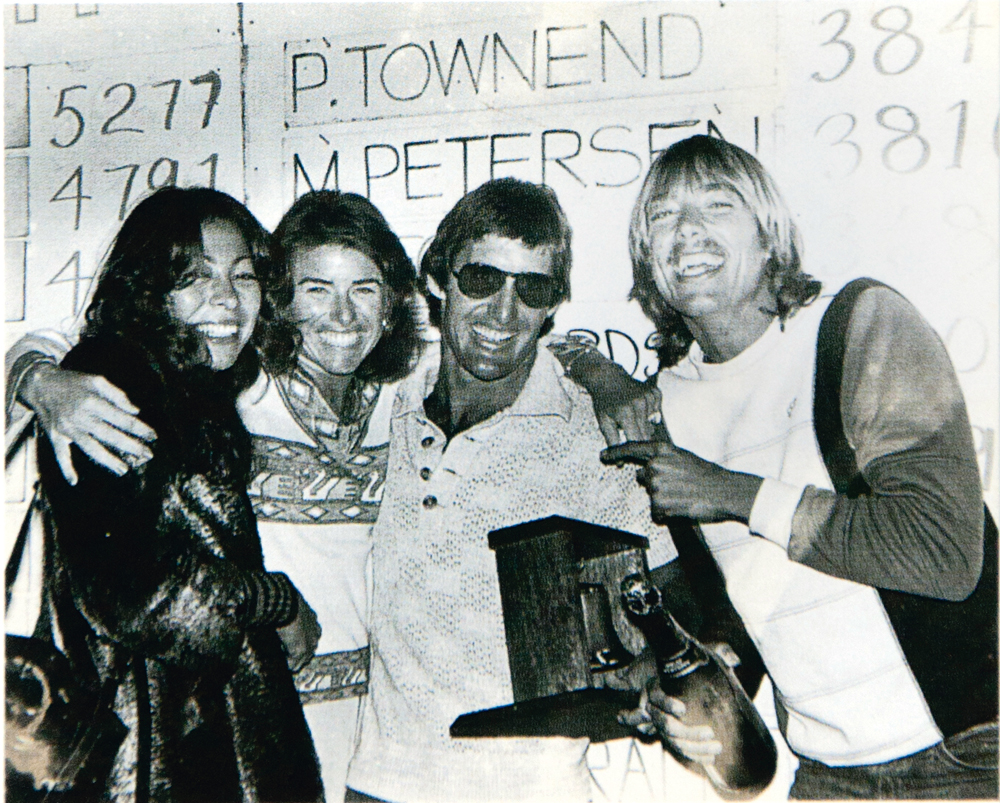 campeão da etapa de Bell’s Beach, em 1976, acompanhado de Rory Russel e amigos