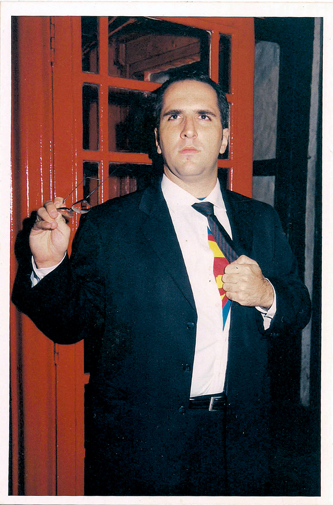 de Super-Homem, em foto para o jornal da faculdade (1998)