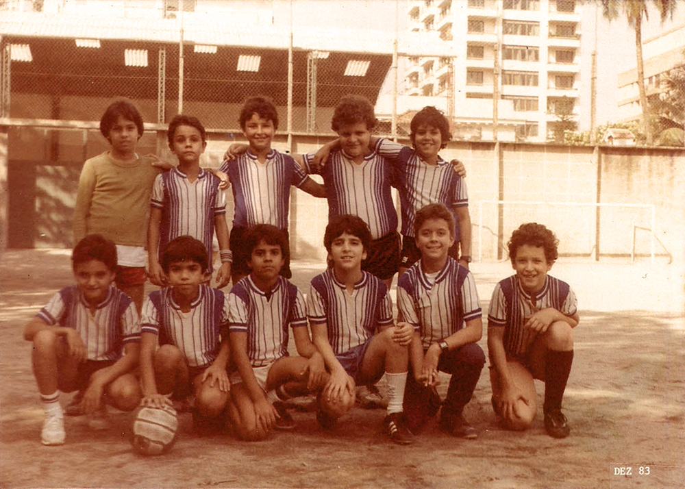 Em 1983, com o time de futebol do colégio Santo Inácio, no Rio. 'Minhas memórias de infância são as melhores do mundo'