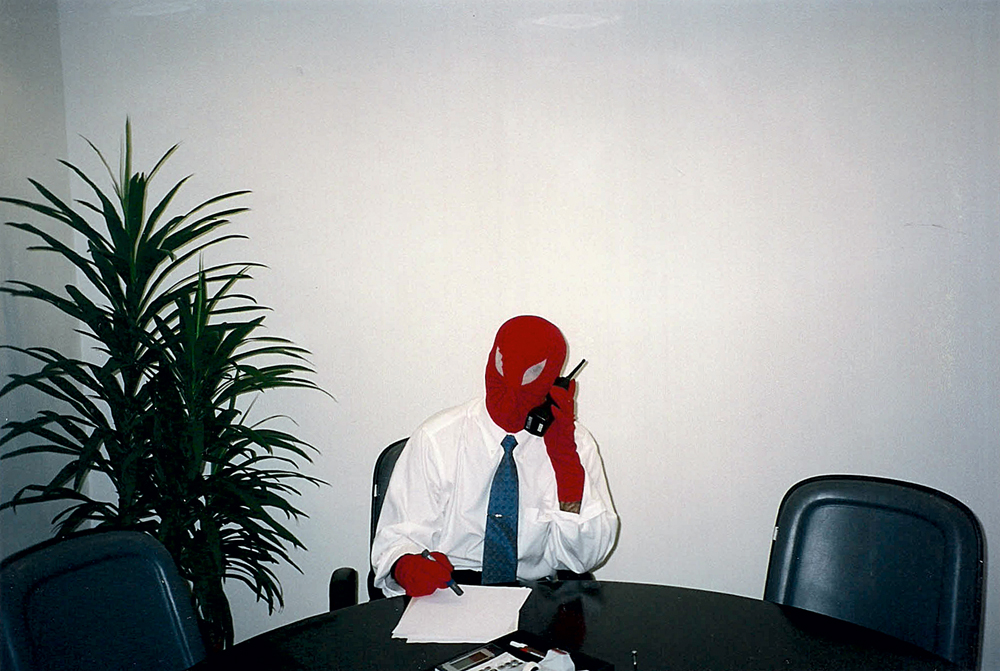de Homem-Aranha, gravando esquete no banco Icatu (2002)