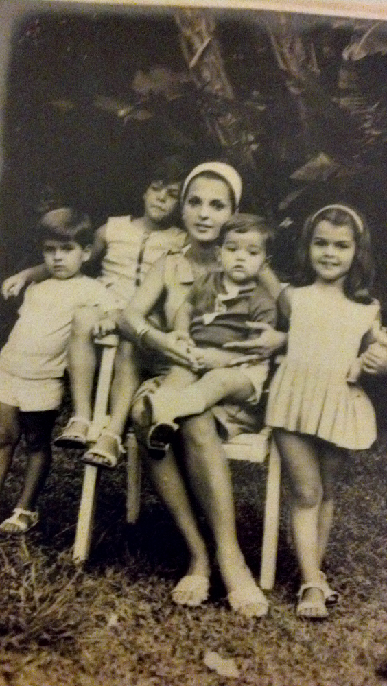 No colo da mãe Helena Vera com o irmão e as duas irmãs
