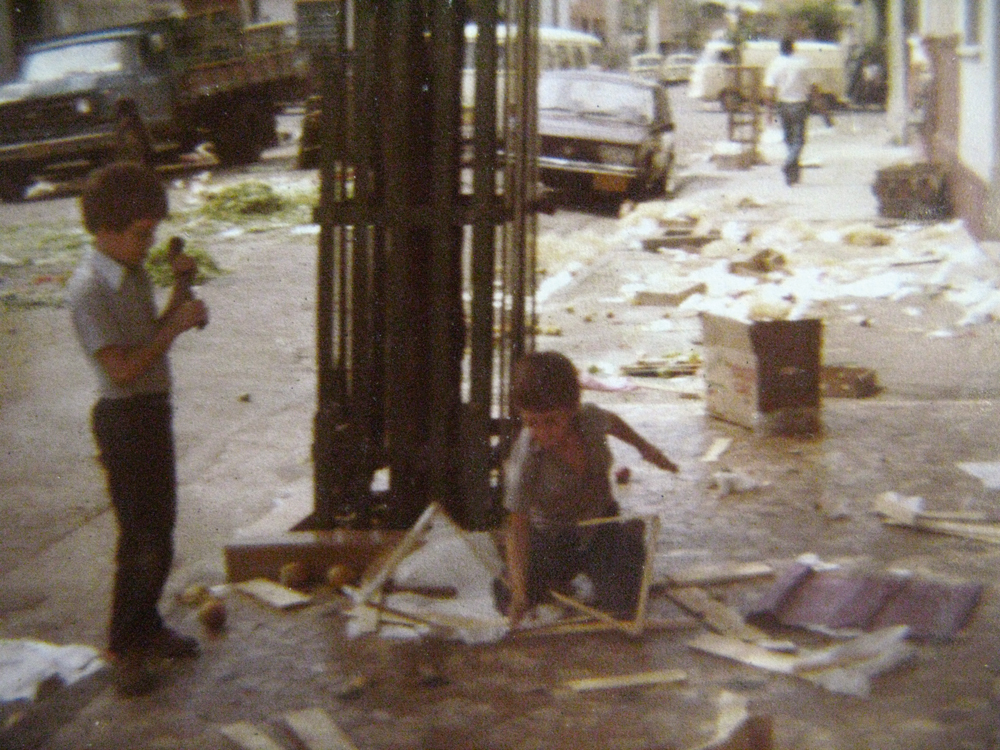 Quebrando caixas de feira nas ruas do Cambuci (1982)